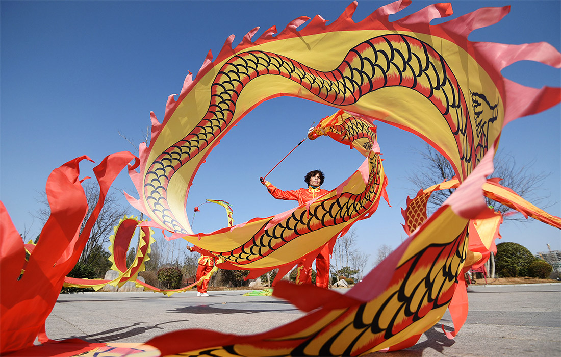 В китайском городе Хандань холодная зима уступает место теплу весны и по этому поводу исполняются танцы с драконами