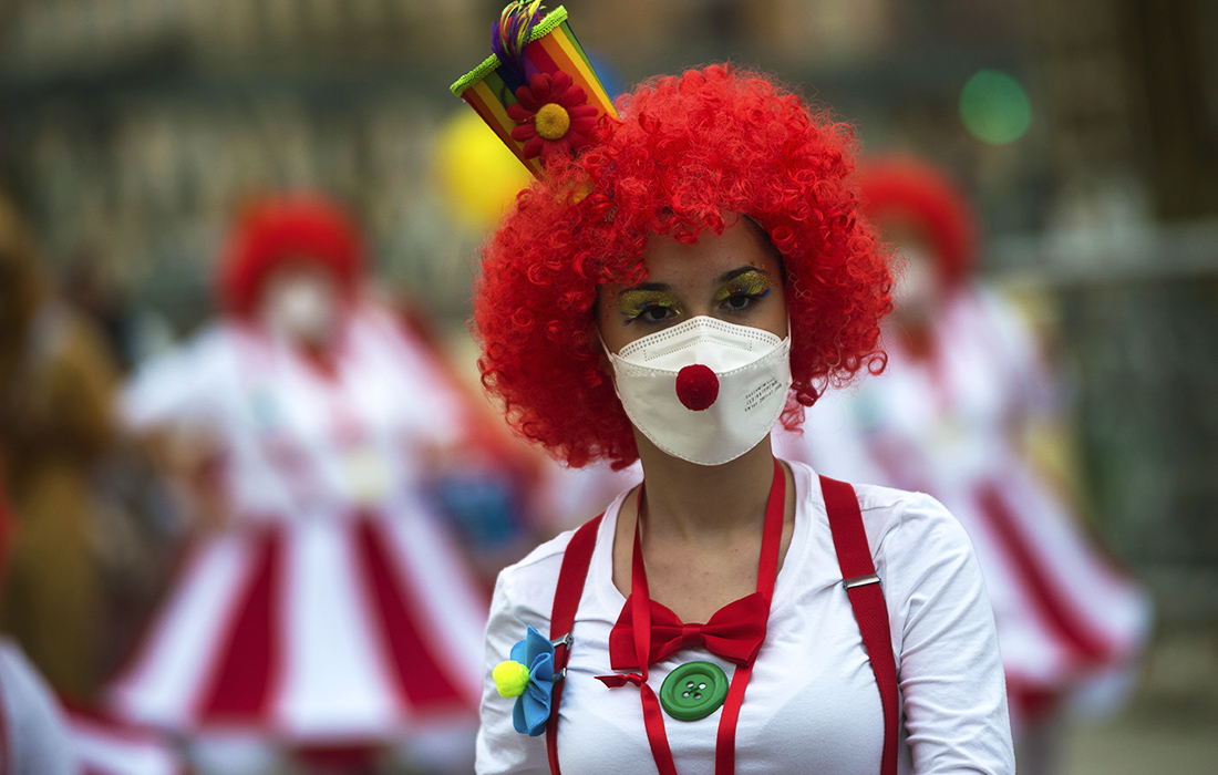 1 марта. Тысячи испанцев приняли участие в карнавале в Малаге после ослабления ограничений.