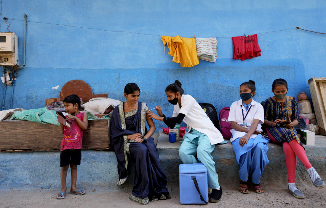 5 марта. Вакцинация в индийском городе Ахмедабад.