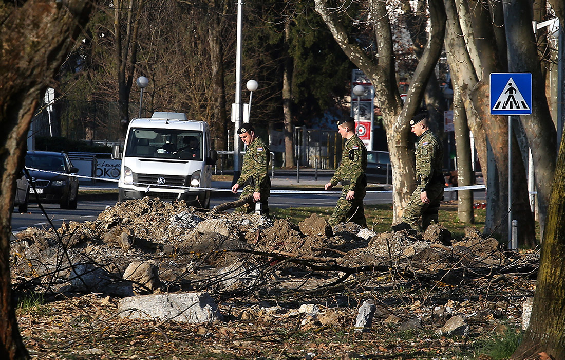 Хорватские солдаты исследуют место крушения военного беспилотника в Загребе