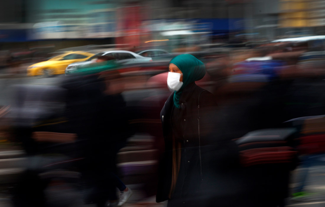 11 марта. Два года назад Всемирная организация здравоохранения объявила о пандемии в связи с продолжением распространения в мире коронавируса. На фото: жительница Анкары, Турция.