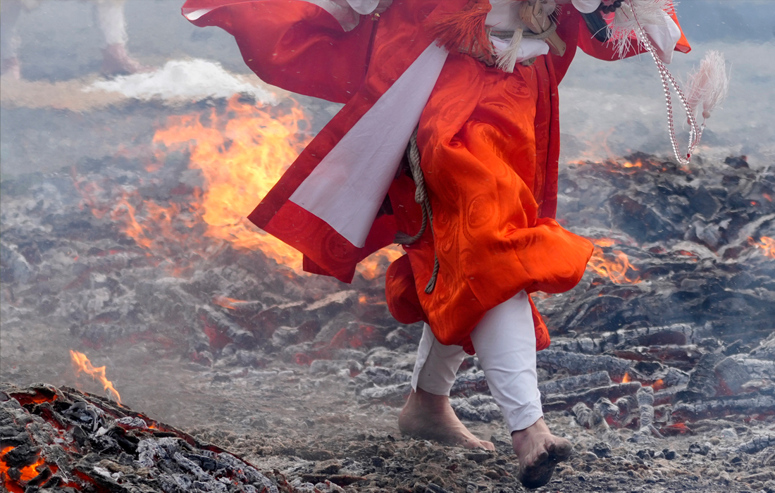 Фестиваль хождения по горящим углям на горе Такао в Японии