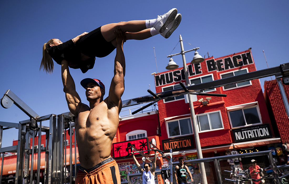 В Лос-Анджелесе вновь открылся "Пляж мускулов", который был недоступен из-за пандемии коронавируса