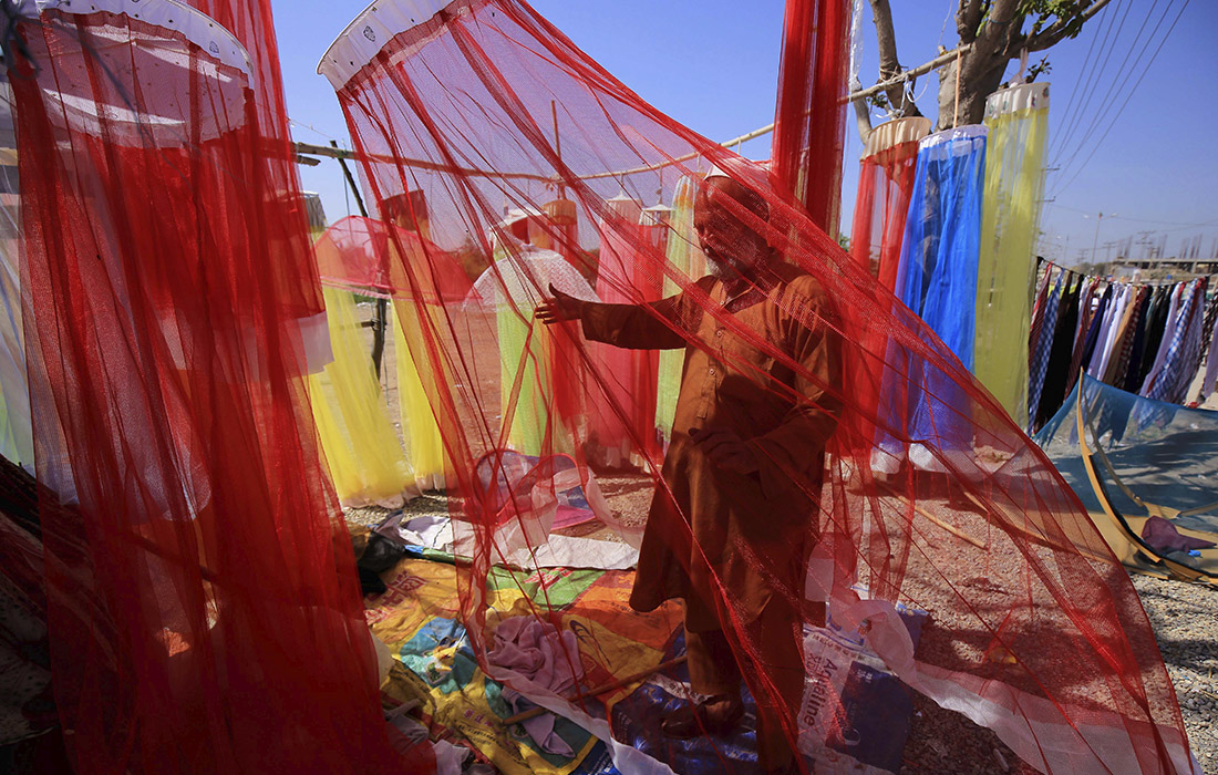 Продавец антимоскитных сеток на обочине дороги в Пешаваре, Пакистан