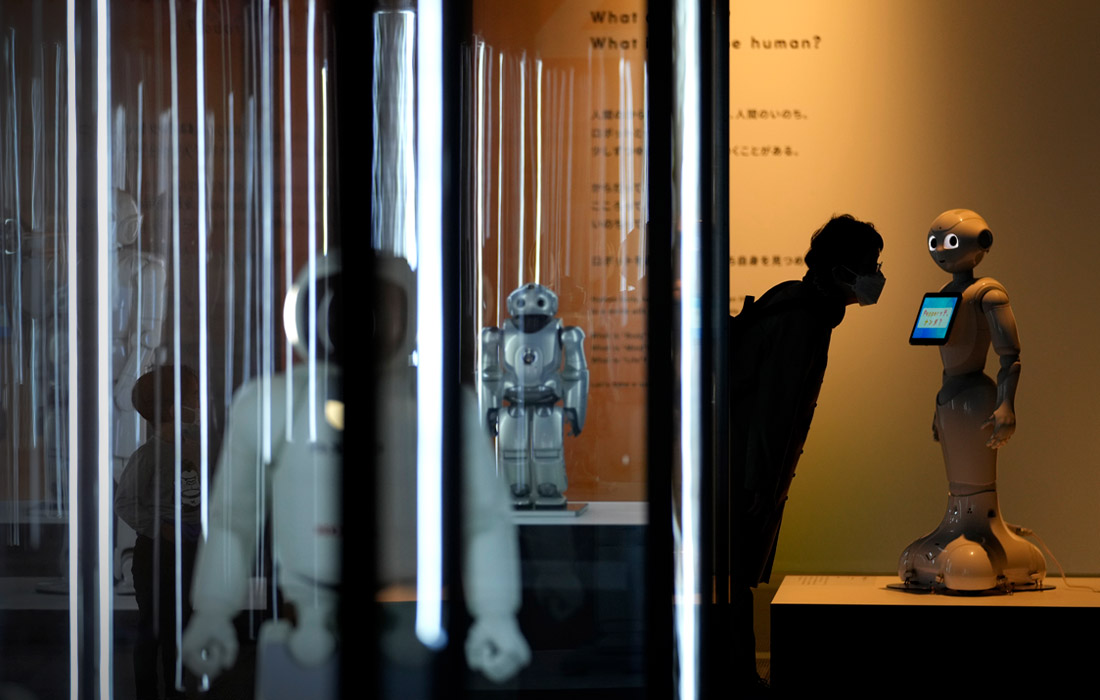 Выставка роботизированной техники "You and Robots - What is it to be Human?" в Токио