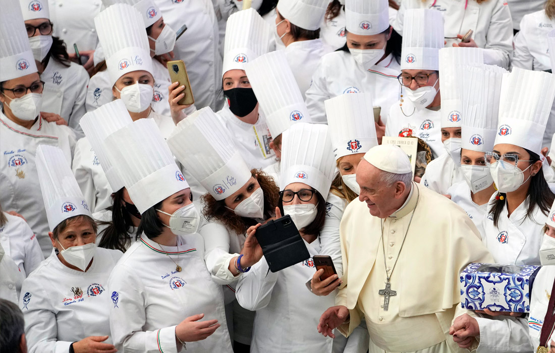Папа Франциск позирует для фотографии с женщинами из Федерации итальянских шеф-поваров в Ватикане