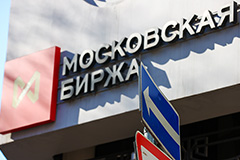 Рынок акций РФ открылся падением индексов МосБиржи и РТС на 0,5-1,2%