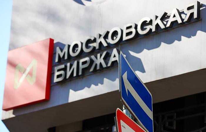 Рынок акций РФ открылся падением индексов МосБиржи и РТС на 0,5-1,2%