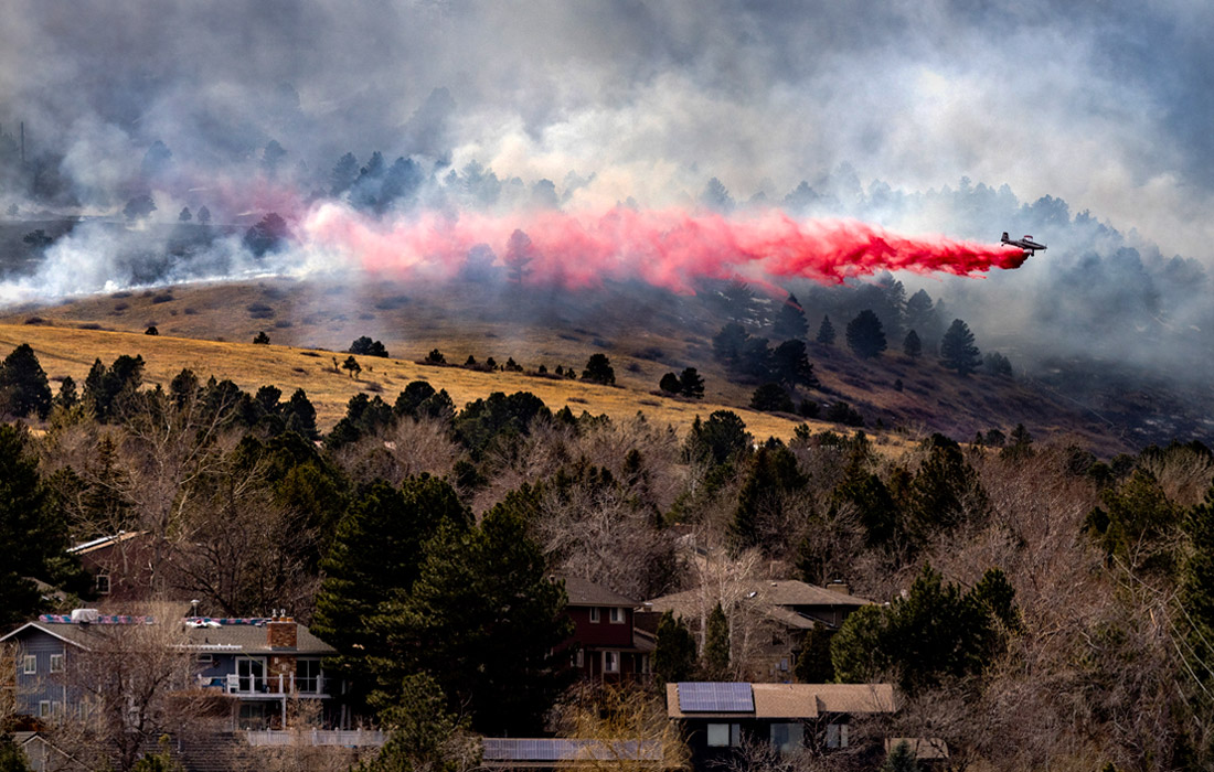 В штате Колорадо эвакуировали более 20 000 человек из-за быстро распространяющегося лесного пожара