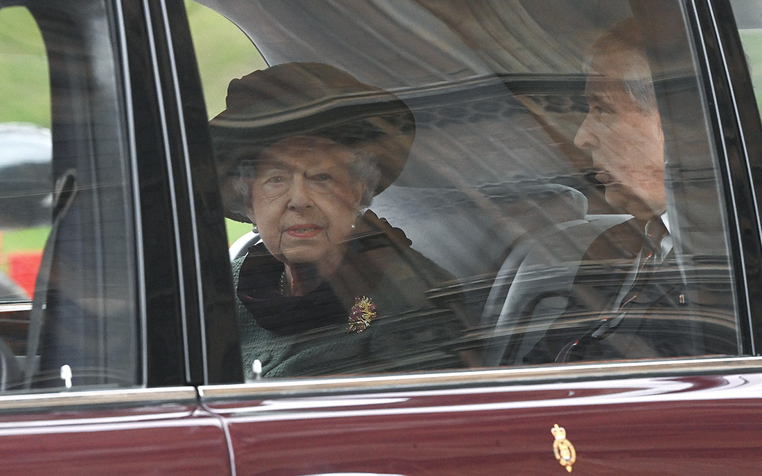 Британская королева Елизавета II впервые за пять месяцев появилась на публике. Она посетила поминальную службу в память о ее супруге принце Филиппе, который умер в прошлом году в возрасте 99 лет.