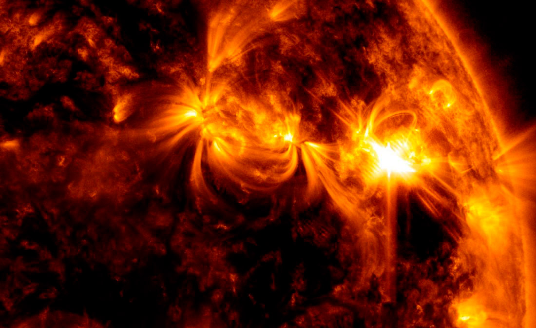 Исследователи NASA из Обсерватории солнечной динамики зафиксировали мощные вспышки на Солнце