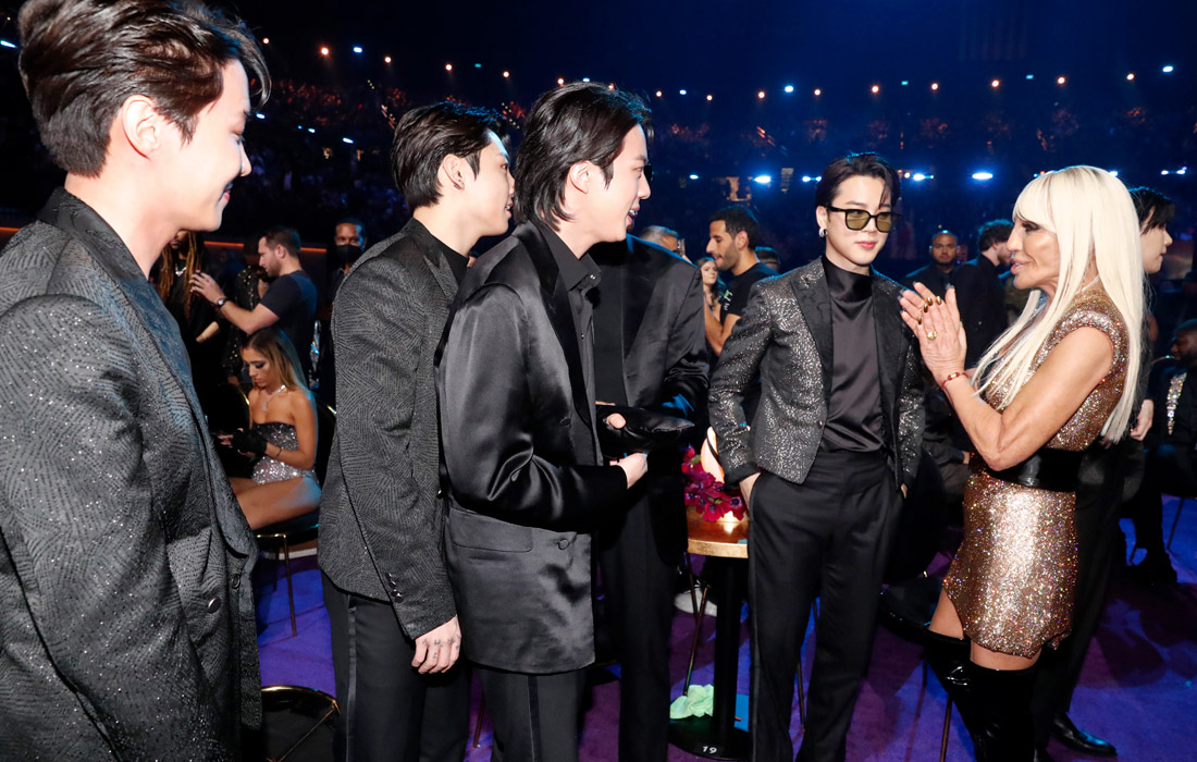 Участники группы BTS, номинированные на "Лучшее поп-исполнение дуэтом/группой", общаются с  Донателлой Версаче