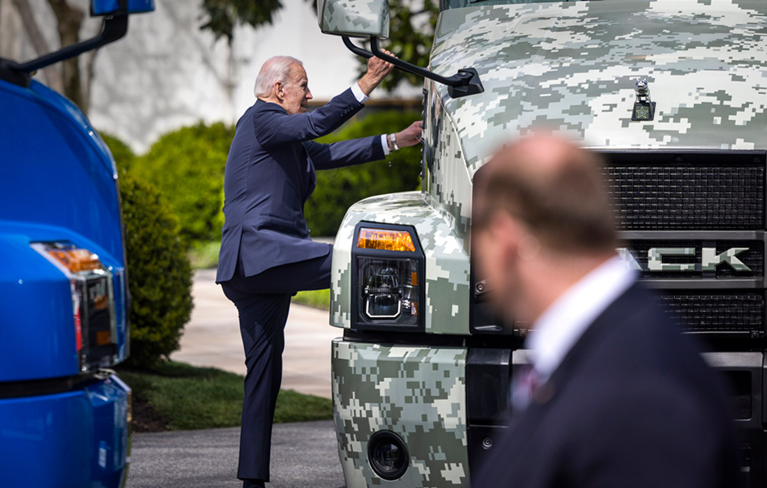 Президент США Джо Байден забирается в грузовик на Южной лужайке Белого дома в Вашингтоне