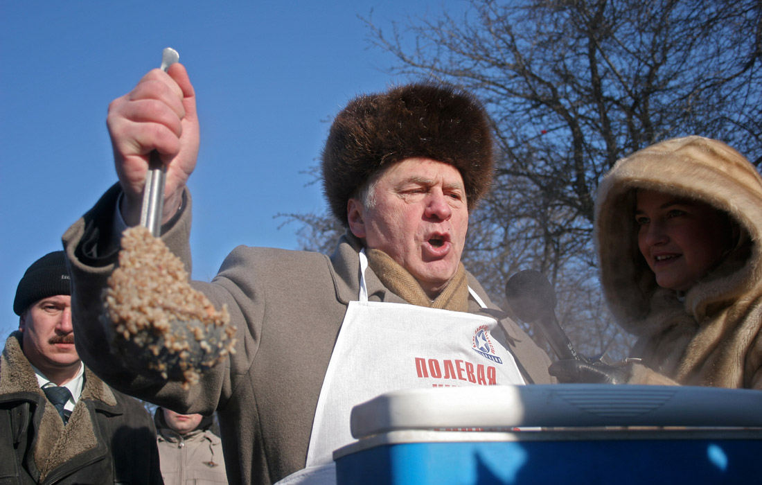 Владимир Жириновский раздает кашу из полевой кухни в День защитника Отечества. Февраль 2010 года.