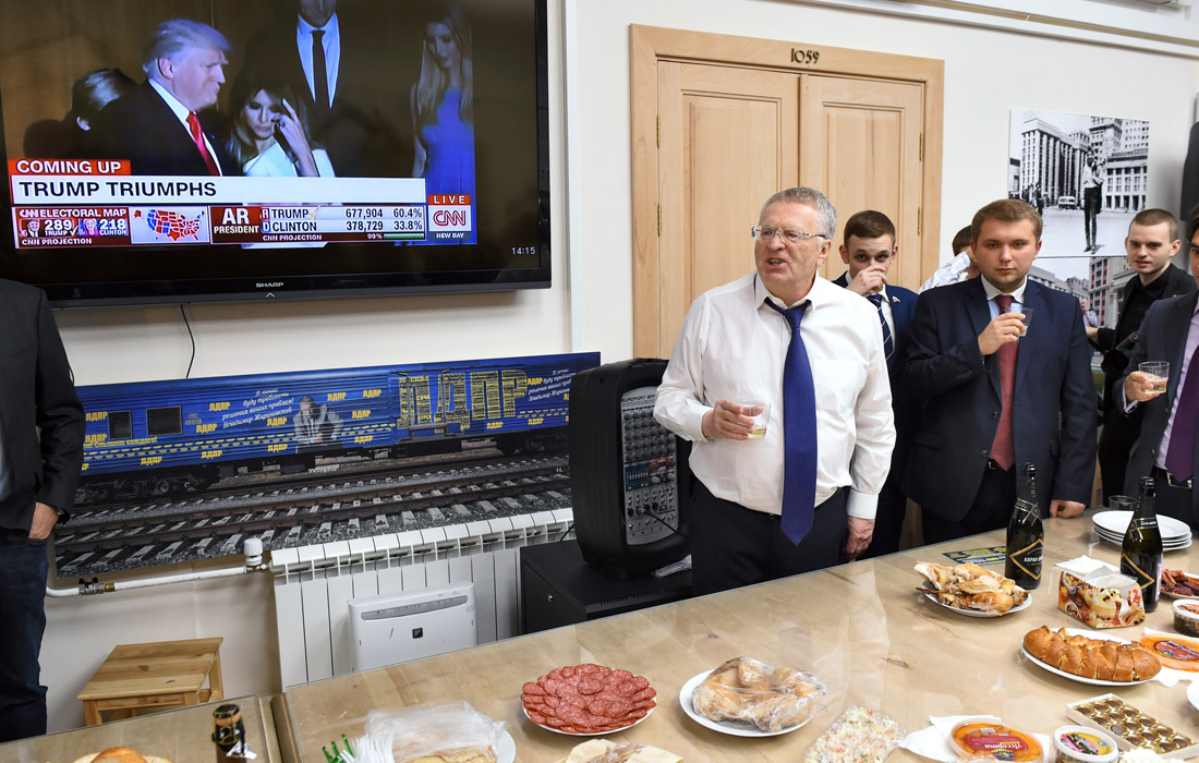 Владимир Жириновский празднует победу Дональда Трампа на выборах президента США. Ноябрь 2016 года.