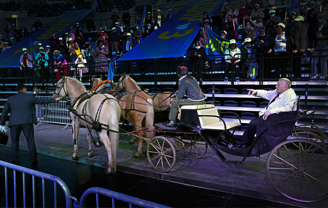 Лидер ЛДПР прибывает на предвыборный слет партии в карете, запряженной тройкой лошадей. Москва. Сентябрь 2021 года.