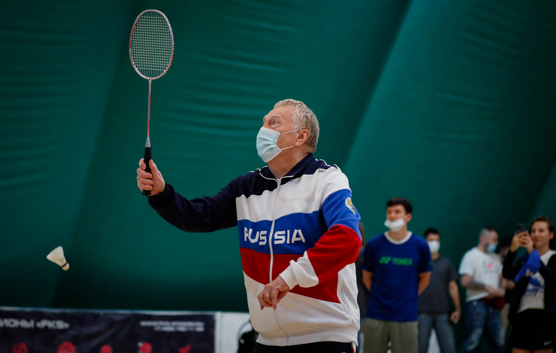 Жириновский играет в бадминтон в тренажерном зале в Москве. Август 2021 года.