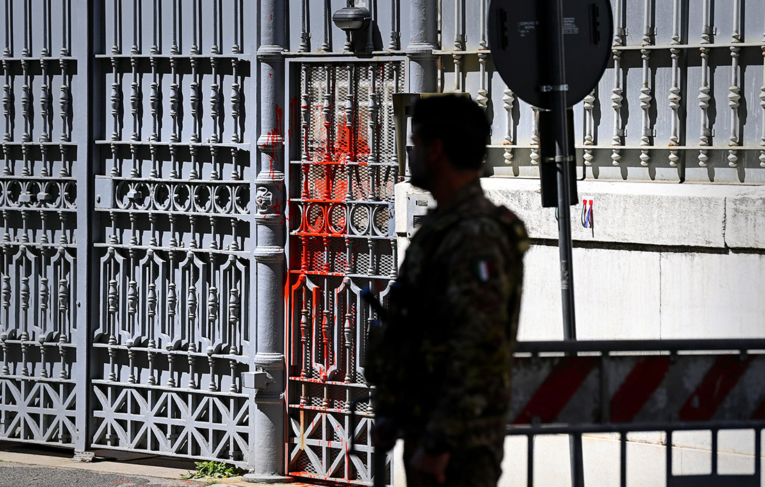 Посольство России в Риме облили краской