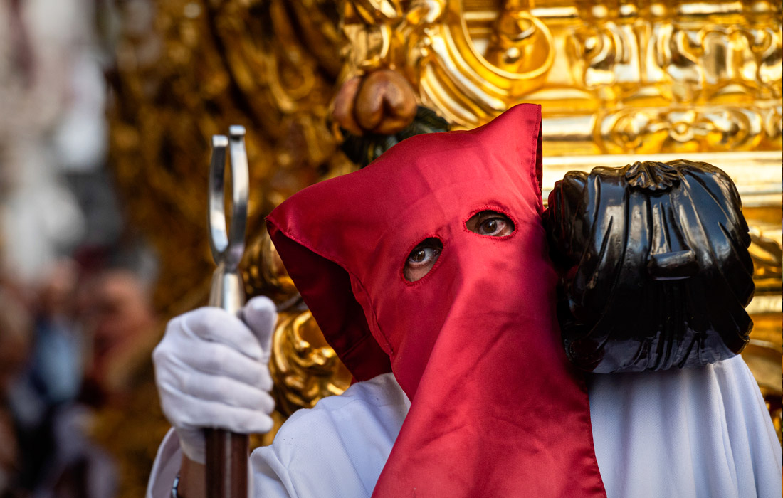 Кающиеся грешники принимают участие в религиозном шествии в Кадисе, Испания