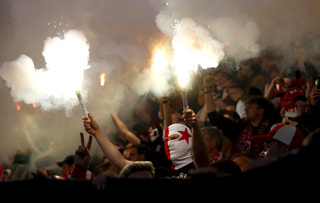 Болельщики во время четвертьфинала Лиги конференций УЕФА в Праге