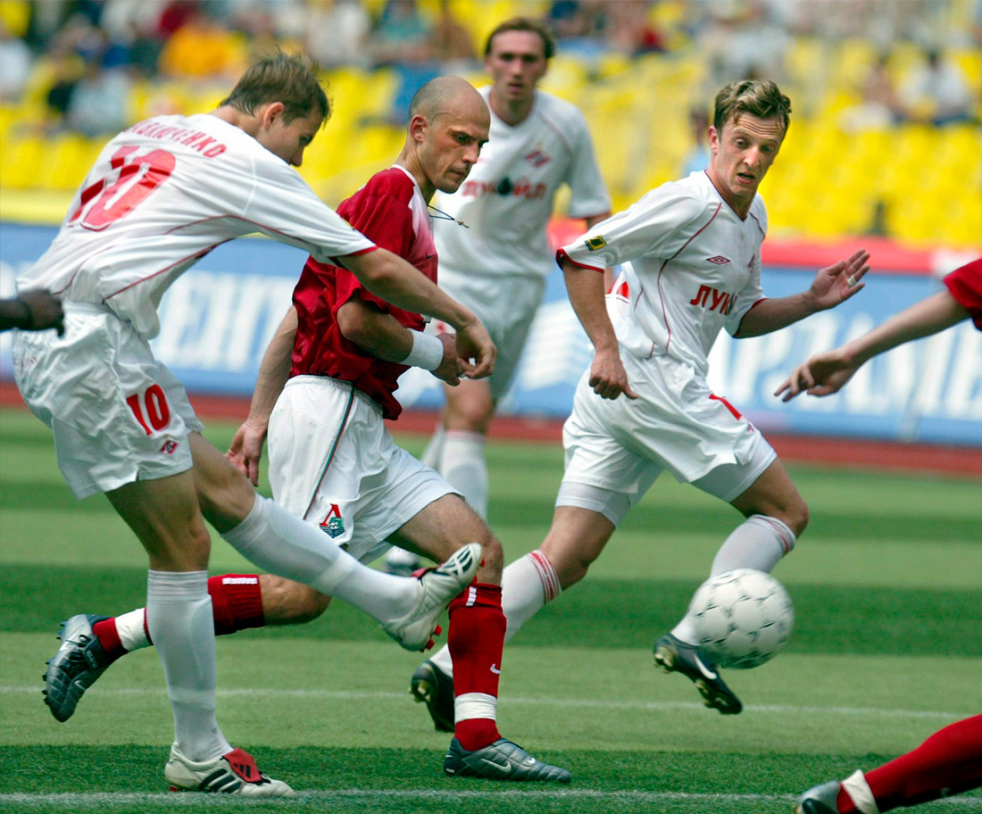 В истории "Спартака" были не только взлеты, но и падения. В 2003 году команду покинул Олег Романцев и ее стала преследовать череда неудач. Например (на фото), чувствительное поражение от "Локомотива" со счетом 2:5. Но Романа Павлюченко (номер 10) ждет яркое будущее, в том числе - в лондонском "Тоттенхэме".