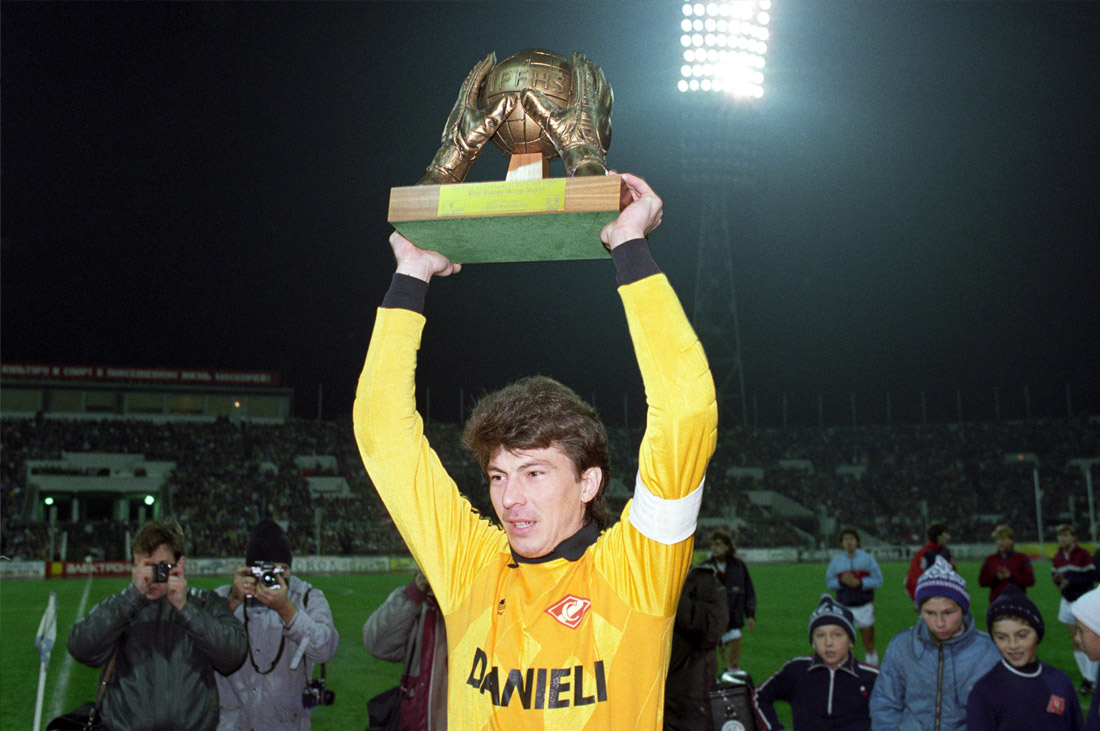 Голкипер "Спартака" Ринат Дасаев с призом лучшему вратарю мира 1988 года