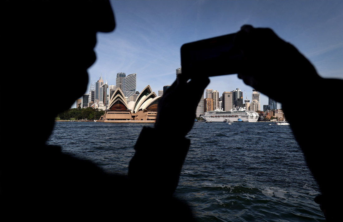 17 апреля. Первое круизное судно за последние два года прибыло в Сидней. Международным круизным судам было запрещено заходить в австралийские воды в течение двух лет из-за пандемии коронавируса.