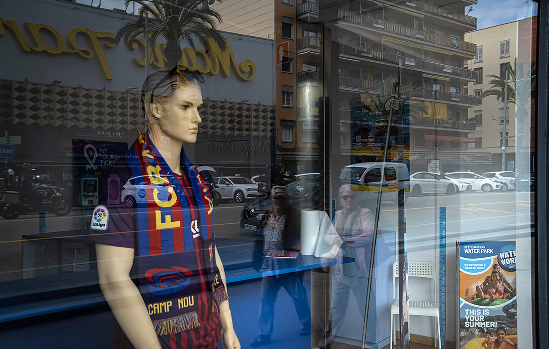 19 апреля. После двух лет пандемии с ограничениями на туризм многие люди возвращаются, чтобы провести отпуск на побережье Коста Брава.