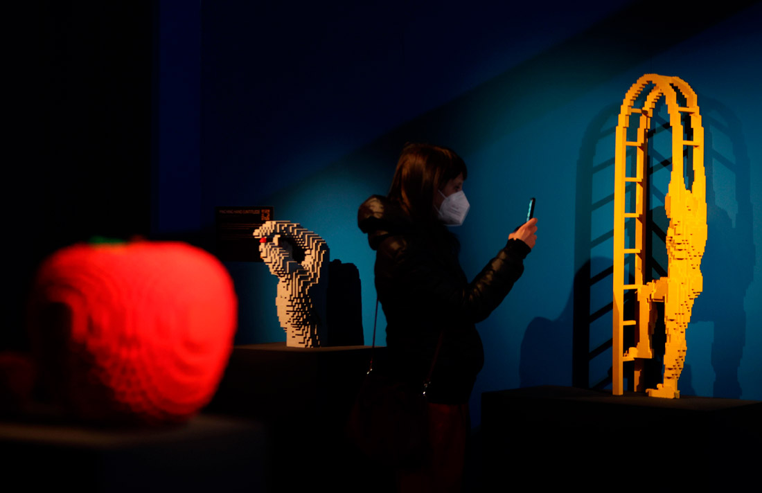 Выставка скульптур из конструктора LEGO американского художника Натана Савайи открывается в Милане
