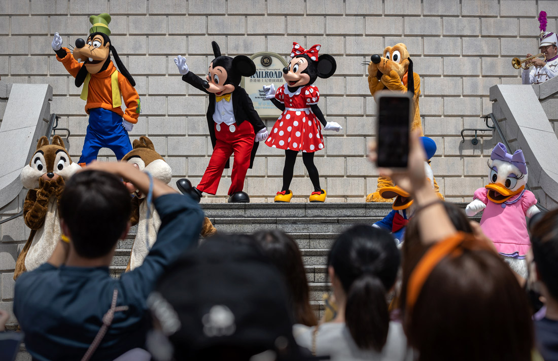 24 апреля. В Гонконге вновь открылся парк развлечений "Диснейленд" после закрытия на несколько месяцев из-за резкого роста числа случаев заражения COVID-19.