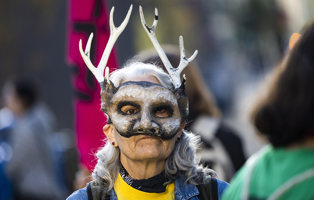 Активисты экологической группы Extinction Rebellion протестуют, чтобы "остановить всю новую инфраструктуру, работающую на ископаемом топливе в Вашингтоне"