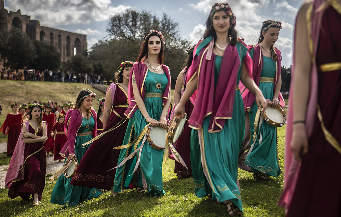 Итальянцы празднуют рождение Древней Римской империи