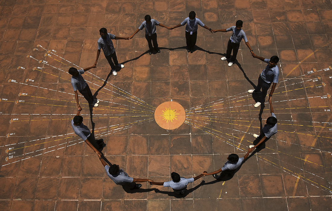 День нулевой тени (ZSD) в планетарии Бирла в индийском Ченнаи. Явление фиксируется дважды в год: солнце оказывается точно над головой посетителей, и в этот момент создается впечатление, что тени у них нет.