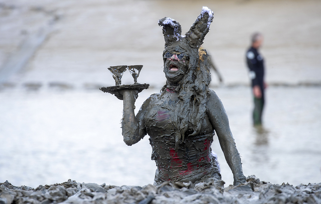 Традиционный благотворительный забег в грязи Maldon Mud Race в британском графстве Эссекс