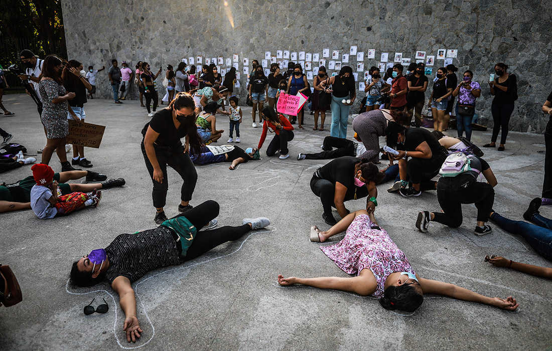 Мексиканские феминистки протестуют, требуя справедливости в связи с предполагаемым фемицидом Дебани Эскобар. Восемнадцатилетнюю девушку нашли мертвой на севере страны на фоне волны убийств и исчезновений женщин.