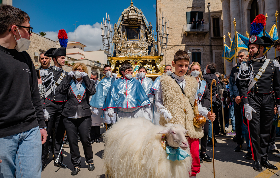 Религиозная процессия в Терлицци на юге Италии