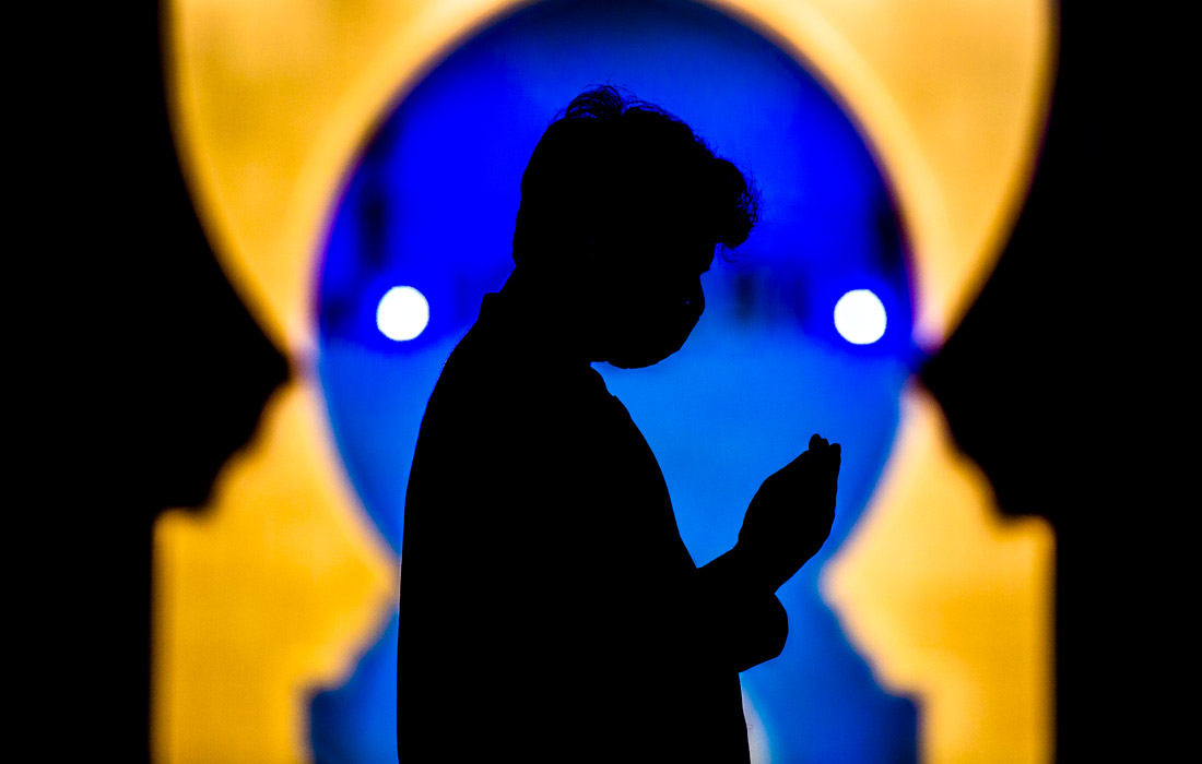 Верующий в мечети шейха Зайда в Абу-Даби