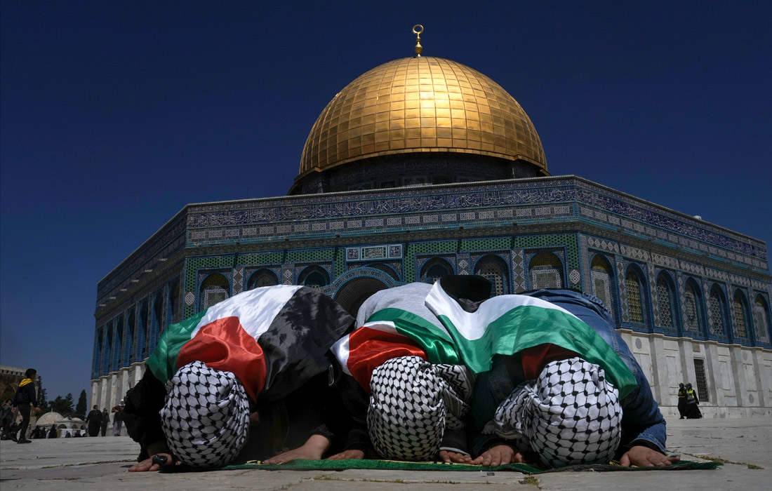 Верующие на территории мечети Аль-Акса в Иерусалиме