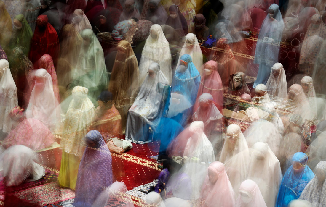 В первую ночь месяца Рамадан в Джакарте, Индонезия