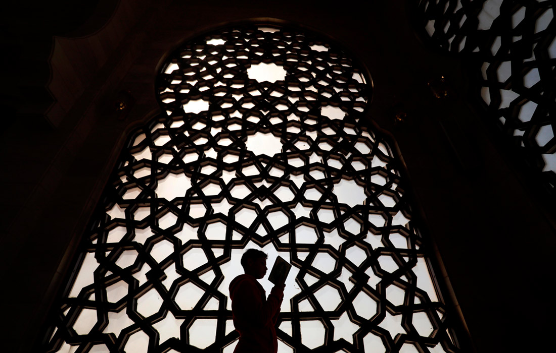 Верующий возносит молитву в мечети города Газа