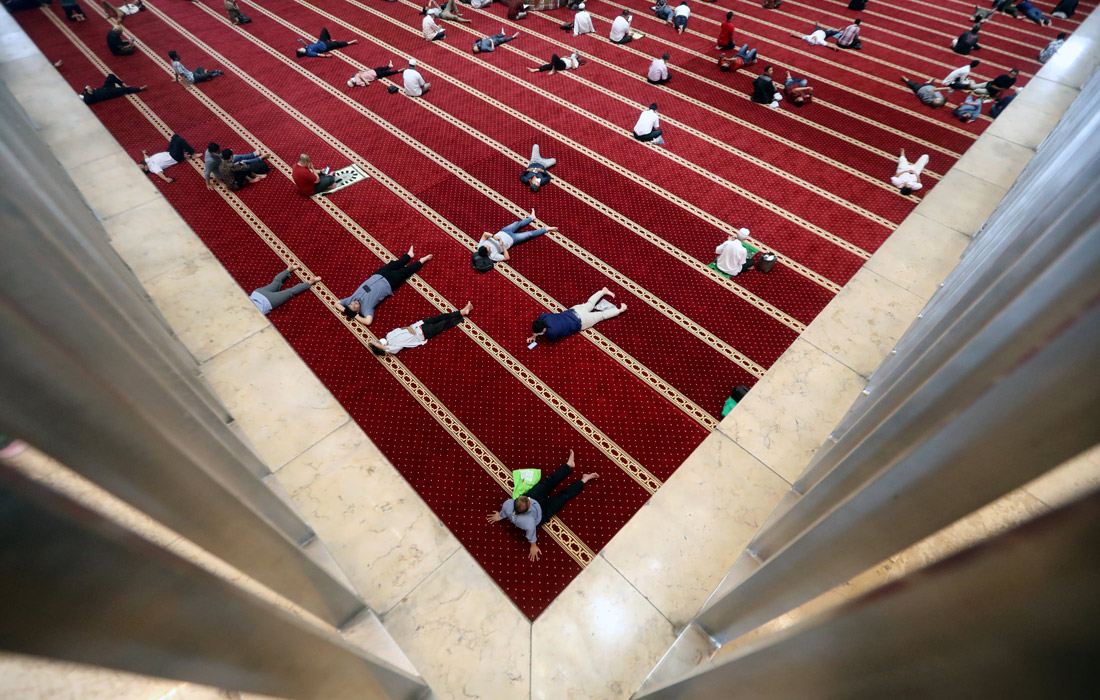 После пятничной молитвы в мечети Истикляль в Джакарте, Индонезия