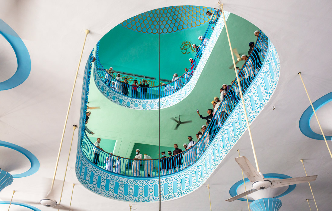 Мусульмане посещают мечеть в Дакке, Бангладеш