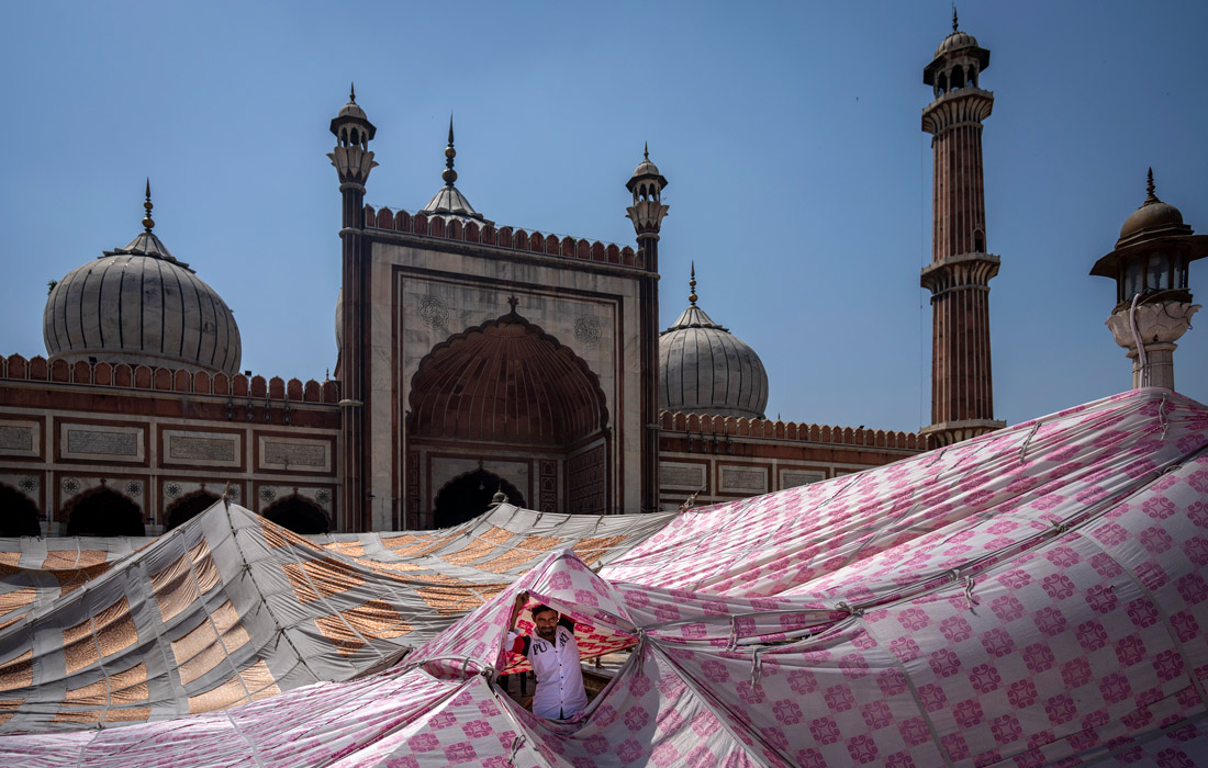 На территории мечети Джама Масджид в Индии