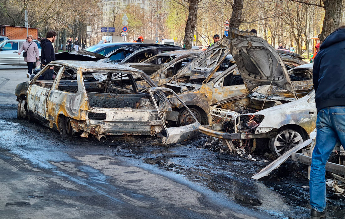 Семь машин сгорели рядом с жилым домом на юге Москвы