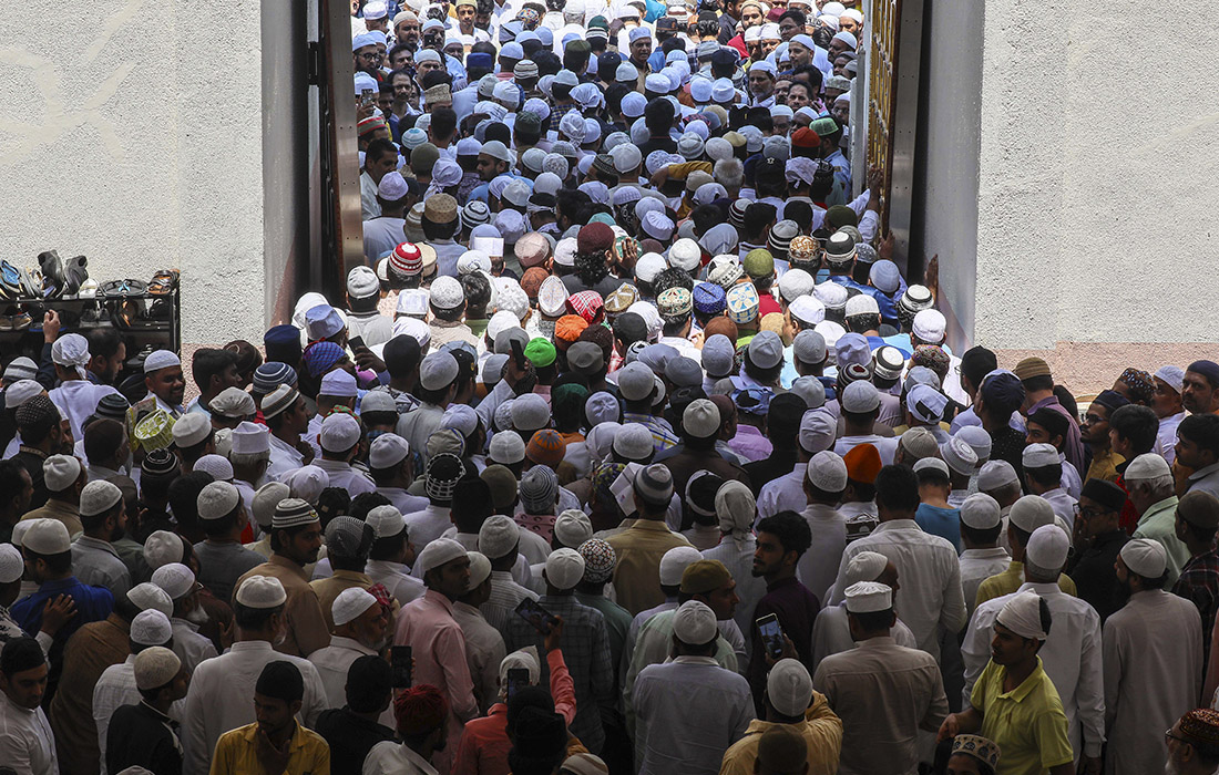 Пятничная молитва в священный месяц Рамадан в Индии