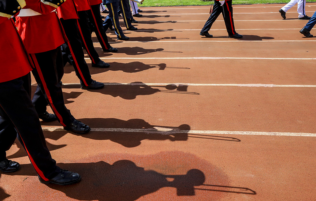 Кенийские офицеры возглавляют процессию с гробом Мваи Кибаки - третьего президента Кении