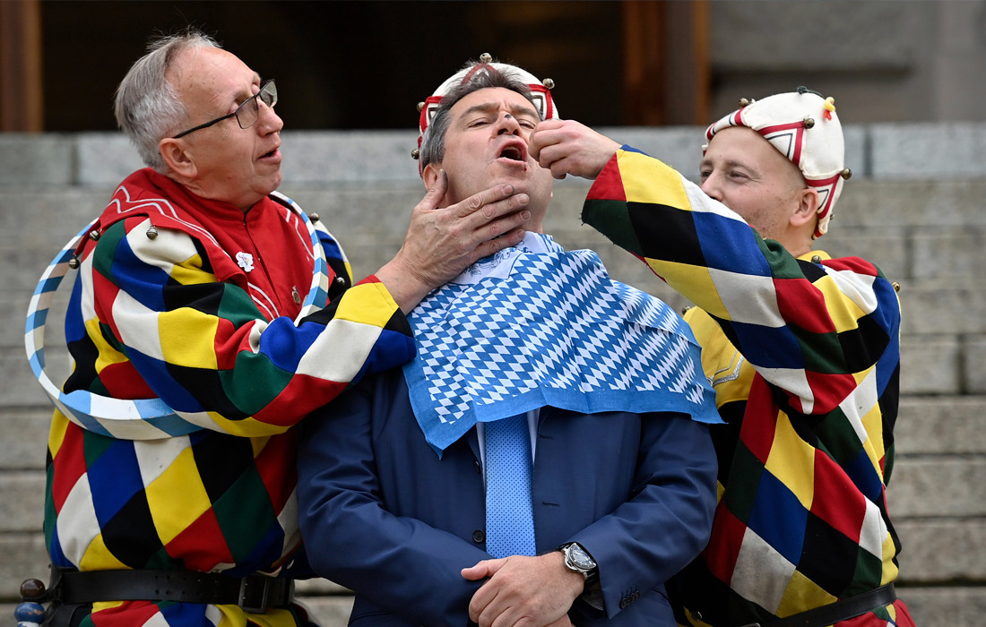 Премьер-министр Баварии Маркус Зедер (в центре) посмотрел традиционное выступление бочкарей перед зданием Баварской государственной канцелярии в Мюнхене