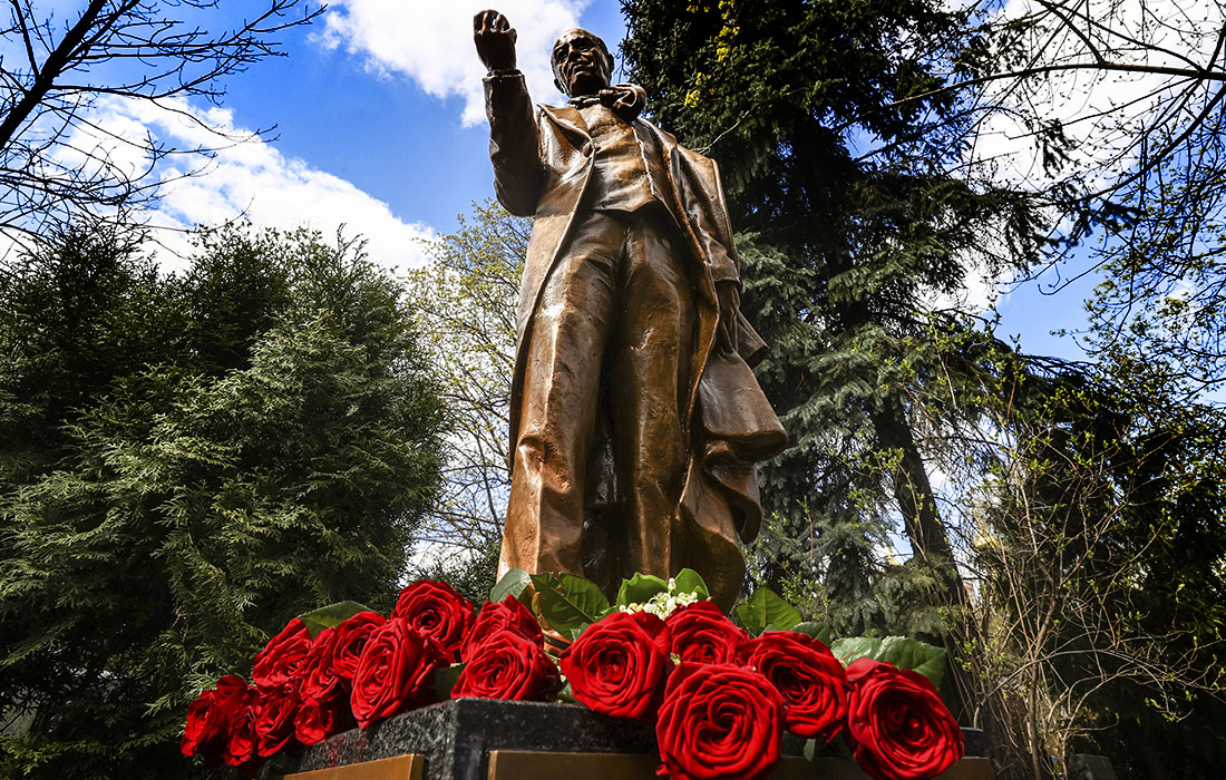 Открытие памятника актеру Владимиру Этушу в Москве