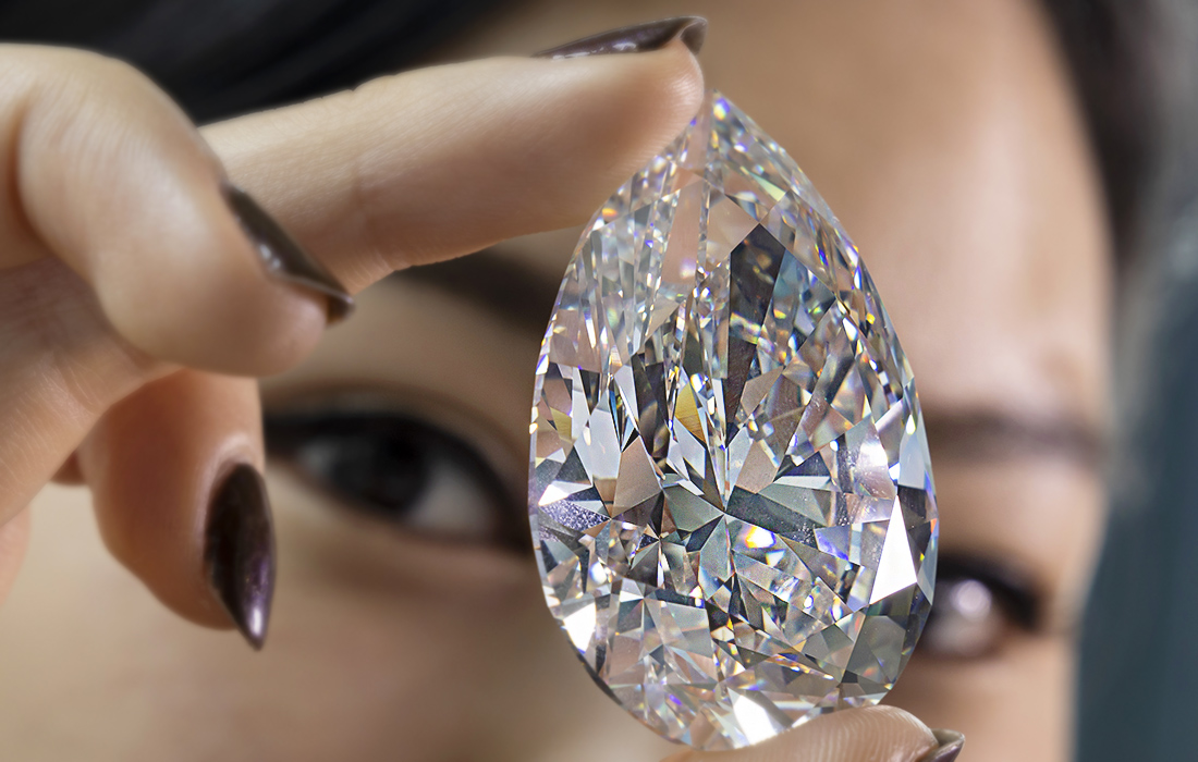 Бриллиант весом 228,31 карата (является самым большим выставляемым аукционным домом белым бриллиантом) во время предварительного просмотра на Christie's в Женеве