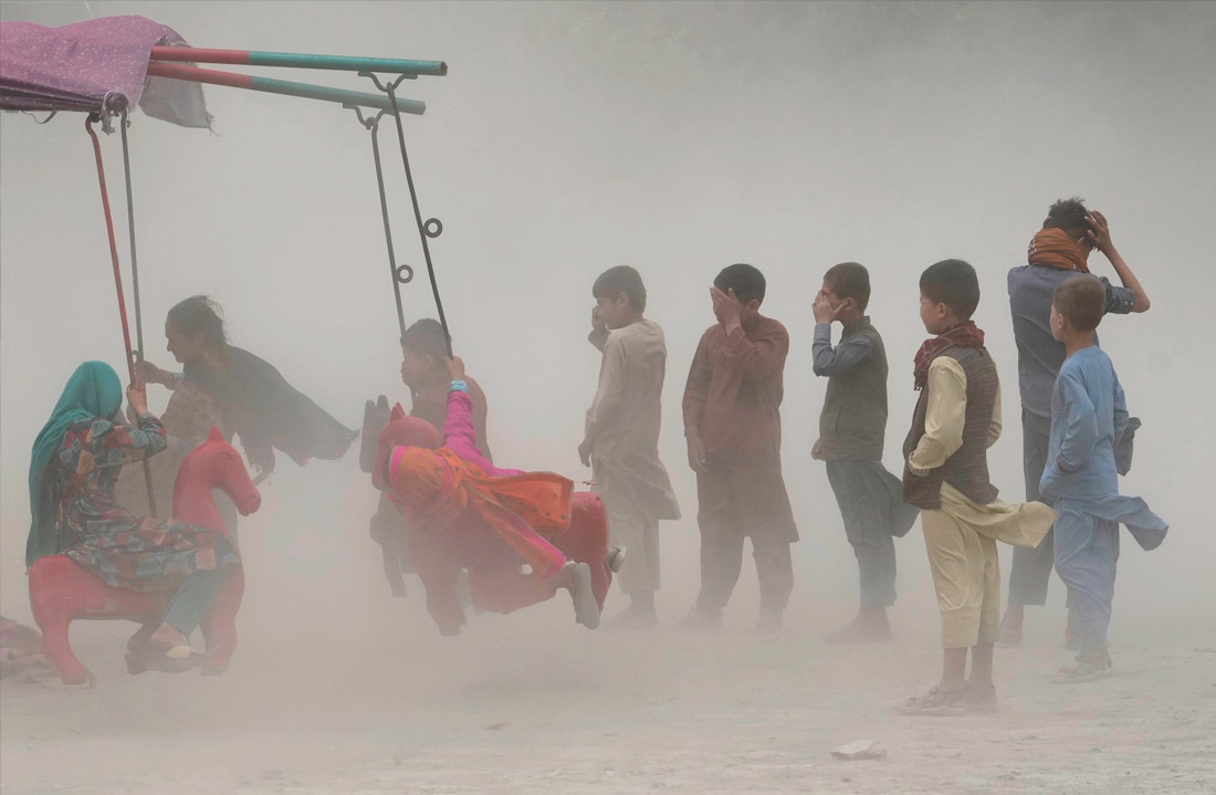 Дети играют во время песчаной бури в Кабуле, Афганистан